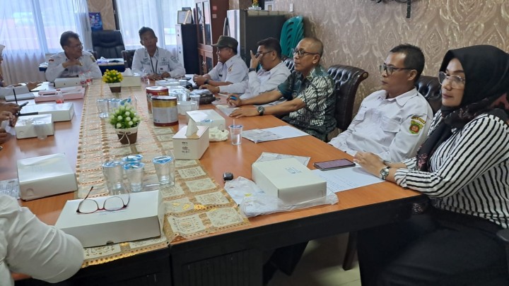Giat, Rabu 24 April 2024, Menghadiri rapat persiapan perjalanan dinas ke Bali TA 2024 di ruang rapat camat Samarinda Utara dihadiri oleh Lurah