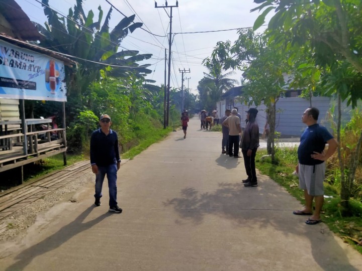 Giat, Sabtu 27 April 2024 Melaksanakan gotong royong kebersihan lingkungan di wilayah Perum pinang mas RT 06 kelurahan sempaja barat dilanjutkan penanaman pohon di area kantor kelurahan.