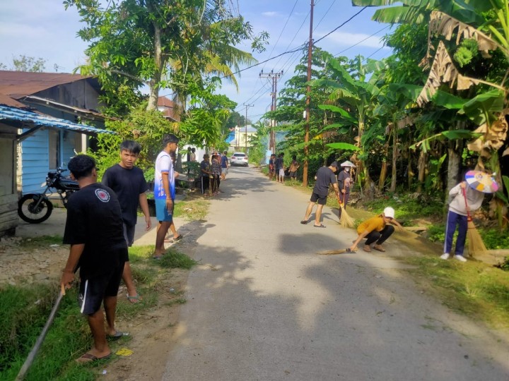 Giat, Sabtu 27 April 2024 Melaksanakan gotong royong kebersihan lingkungan di wilayah Perum pinang mas RT 06 kelurahan sempaja barat dilanjutkan penanaman pohon di area kantor kelurahan.