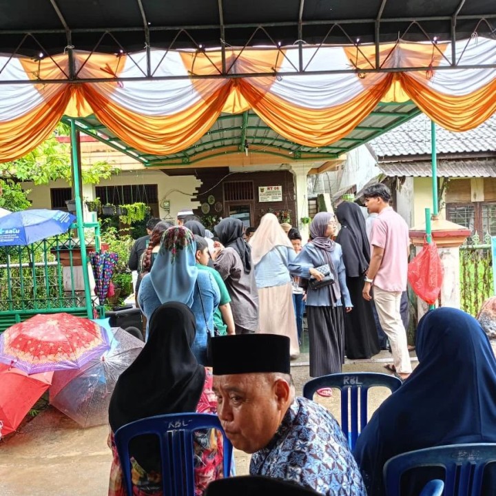 Giat, Minggu 28 April 2024 Melaksanakan gotong royong kebersihan lingkungan di wilayah Perum kayu manis RT 07 & Perum TVRI Graha Asri RT 05 kelurahan sempaja barat dan Halalbihalal di RT 06 di hadiri Seklur, Kasi Ekbang, Babinsa dan seluruh warga RT 06.