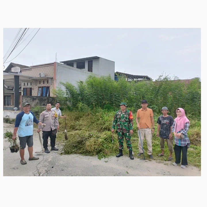 Giat, Minggu 28 April 2024 Melaksanakan gotong royong kebersihan lingkungan di wilayah Perum kayu manis RT 07 & Perum TVRI Graha Asri RT 05 kelurahan sempaja barat dan Halalbihalal di RT 06 di hadiri Seklur, Kasi Ekbang, Babinsa dan seluruh warga RT 06.