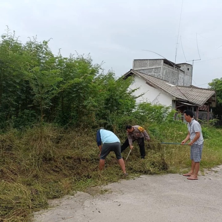 Giat, Minggu 28 April 2024 Melaksanakan gotong royong kebersihan lingkungan di wilayah Perum kayu manis RT 07 & Perum TVRI Graha Asri RT 05 kelurahan sempaja barat dan Halalbihalal di RT 06 di hadiri Seklur, Kasi Ekbang, Babinsa dan seluruh warga RT 06.