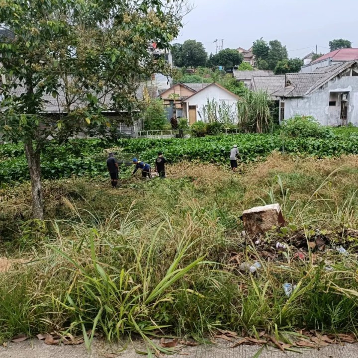 Giat, Minggu 28 April 2024 Melaksanakan gotong royong kebersihan lingkungan di wilayah Perum kayu manis RT 07 & Perum TVRI Graha Asri RT 05 kelurahan sempaja barat dan Halalbihalal di RT 06 di hadiri Seklur, Kasi Ekbang, Babinsa dan seluruh warga RT 06.