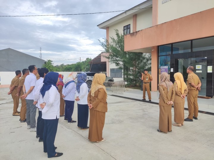 Giat, Senin 29 April 2024 Melaksanakan apel Senin pagi di kelurahan sempaja barat di pimpin oleh Seklur, Menghadiri Sosialisasi Aplikasi Smart RT Fitur Gotong royong di Ruang Mangkupalas Lt 2 gedung balaikota Samarinda di hadiri staf Kesra.