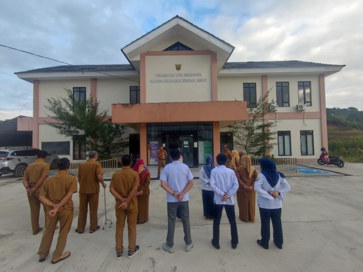 Giat, Senin 29 April 2024 Melaksanakan apel Senin pagi di kelurahan sempaja barat di pimpin oleh Seklur, Menghadiri Sosialisasi Aplikasi Smart RT Fitur Gotong royong di Ruang Mangkupalas Lt 2 gedung balaikota Samarinda di hadiri staf Kesra.