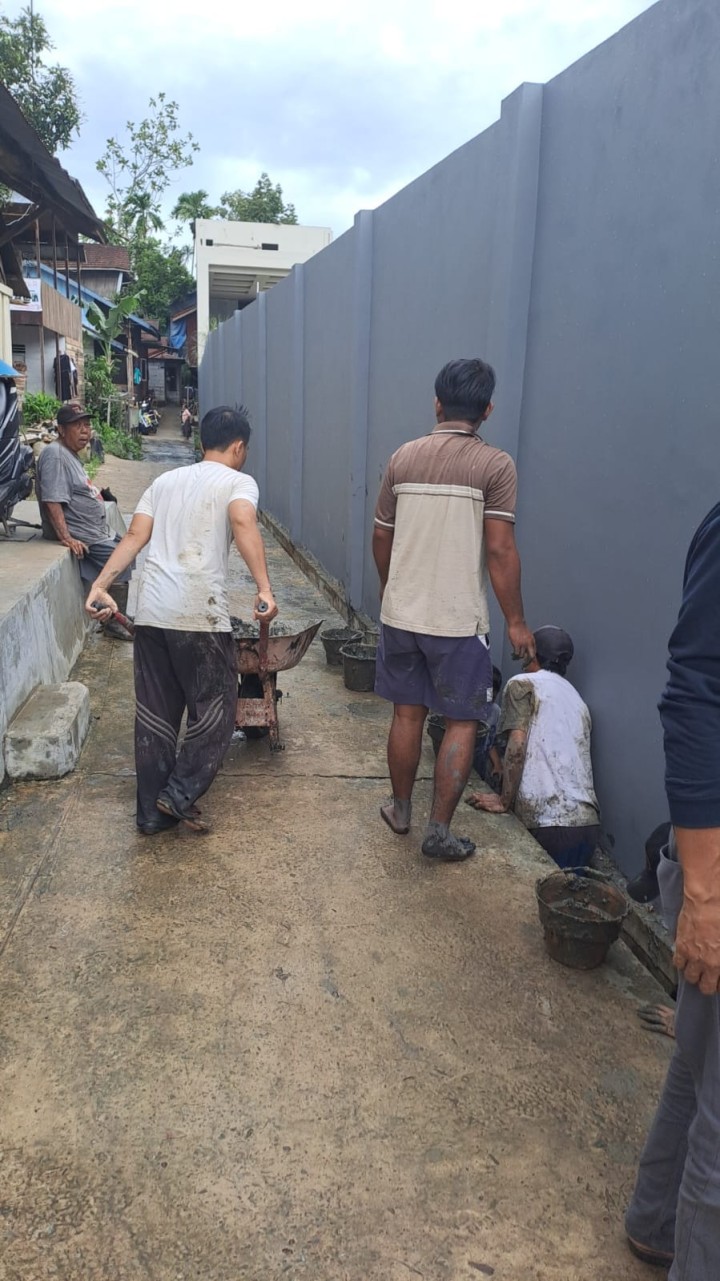 Giat, Minggu 05 Mei 2024 Melaksanakan gotong royong kebersihan lingkungan di wilayah Jl AW Syahrani RT 02 dan Jl KH Wahid Hasyim RT 12 kelurahan sempaja barat.