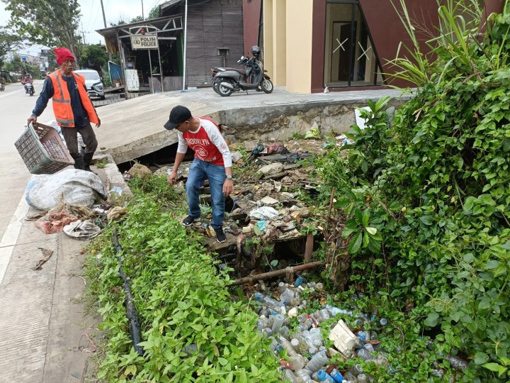 Giat, Minggu 05 Mei 2024 Melaksanakan gotong royong kebersihan lingkungan di wilayah Jl AW Syahrani RT 02 dan Jl KH Wahid Hasyim RT 12 kelurahan sempaja barat.