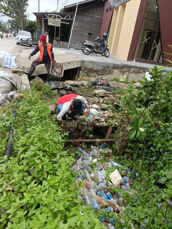 Giat, Minggu 05 Mei 2024 Melaksanakan gotong royong kebersihan lingkungan di wilayah Jl AW Syahrani RT 02 dan Jl KH Wahid Hasyim RT 12 kelurahan sempaja barat.