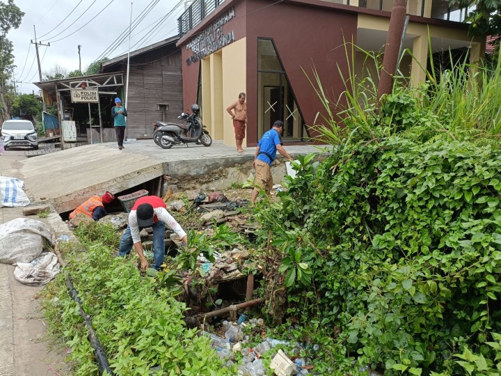 Giat, Minggu 05 Mei 2024 Melaksanakan gotong royong kebersihan lingkungan di wilayah Jl AW Syahrani RT 02 dan Jl KH Wahid Hasyim RT 12 kelurahan sempaja barat.