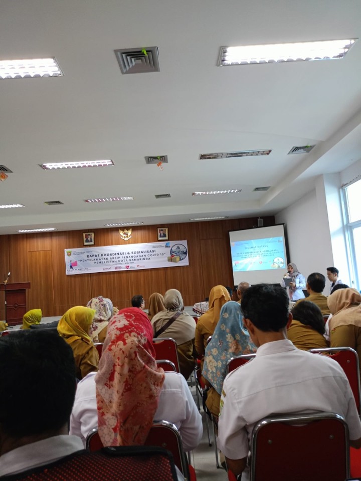 Giat, Selasa 07 Mei 2024 Rapat koordinasi dan sosialisasi penyelamatan arsip penganggulangan covid-19 di aula dinas perpustakaan dan kearsipan Kota Samarinda di hadiri oleh Seklur & Menanam tanaman toga di area kantor kelurahan sempaja barat.