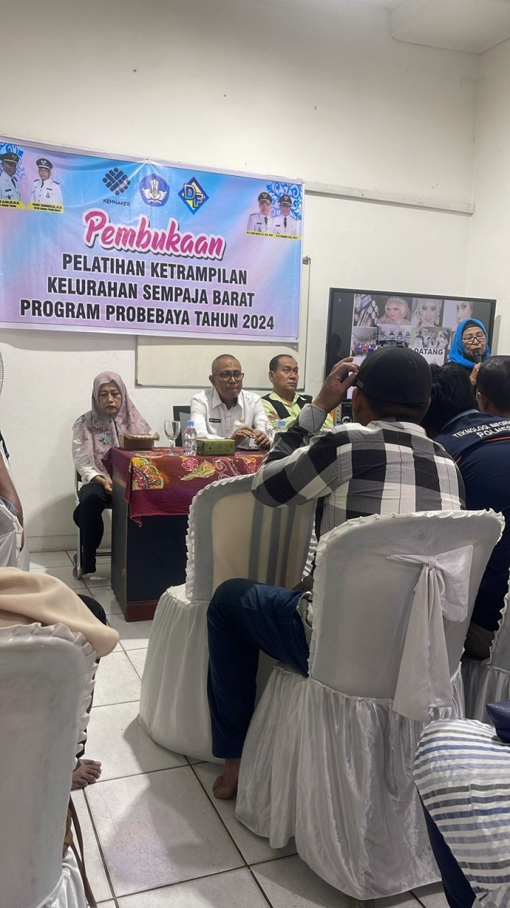 Giat, Rabu 08 Mei 2024, Menghadiri pembukaan pelatihan dan permohonan membuka acara wirausaha masyarakat program Probebaya tahun 2024 dihadiri oleh Lurah dan Kasi Kesra.