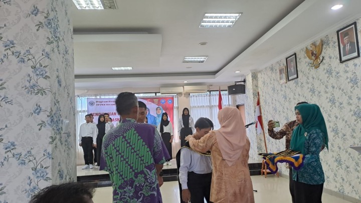 Giat, Jum'at 10 Mei 2024 Menghadiri pengukuhan JARWASNABA kecamatan Samarinda Utara di Aula kantor kecamatan Samarinda Utara dihadiri oleh Lurah.
