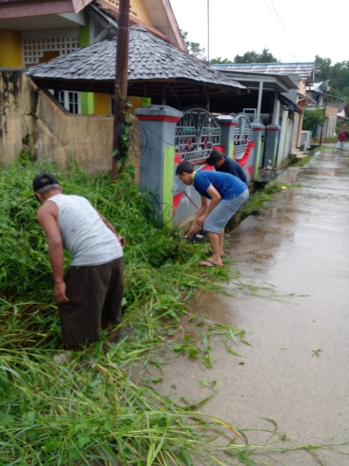 Giat, Minggu 12 Mei 2024 Gotong royong kebersihan lingkungan di wilayah RT se-kel. sempaja barat di perum Pinang Mas RT 06, Jl KH Wahid Hasyim GG unggul RT 10, jl kh Wahid Hasyim RT 12 lanjut tanam toga di kantor kelurahan sempaja barat.