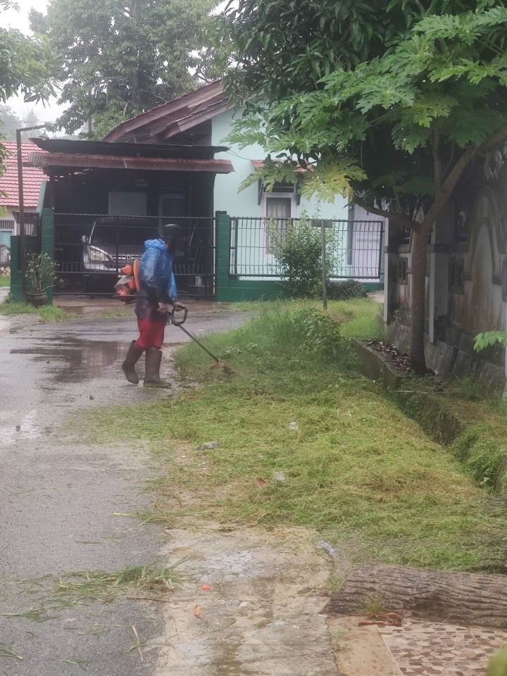 Giat, Minggu 12 Mei 2024 Gotong royong kebersihan lingkungan di wilayah RT se-kel. sempaja barat di perum Pinang Mas RT 06, Jl KH Wahid Hasyim GG unggul RT 10, jl kh Wahid Hasyim RT 12 lanjut tanam toga di kantor kelurahan sempaja barat.