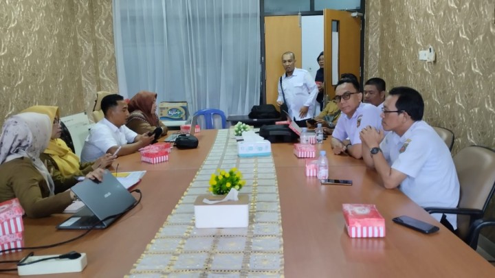 Giat, Senin 13 Mei 2024, Menghadiri rapat Operator penyusunan profile desa dan kel (prodeskel) evaluasi tingkat perkembangan desa dan kel.(epdeskel) sekecamatan kota samarinda 2024 di Ruang camat Samarinda Utara di hadiri oleh staf Ekbang