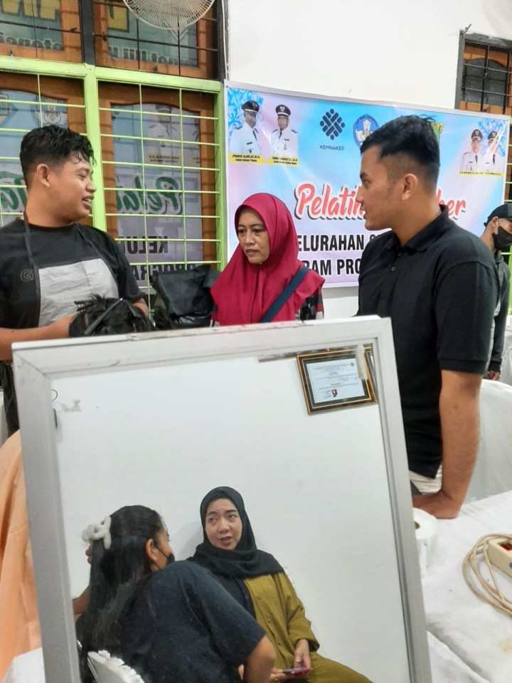 Giat, Kamis 16 Mei 2024 Menghadiri pelatihan Kecantikan kegiatan Probebaya bidang Pemberdayaan masyarakat di hadiri Kasi Kesra.