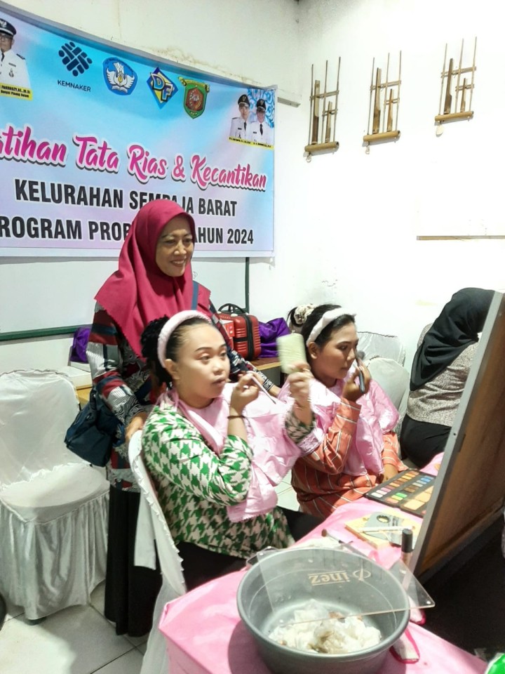 Giat, Kamis 16 Mei 2024 Menghadiri pelatihan Kecantikan kegiatan Probebaya bidang Pemberdayaan masyarakat di hadiri Kasi Kesra.