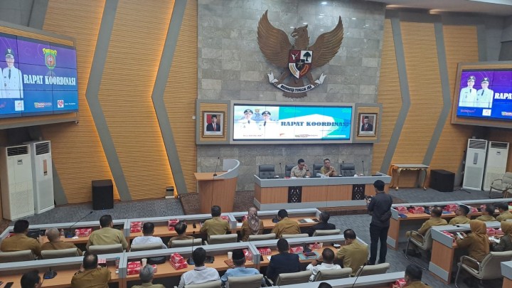 Giat, Senin 20 Mei 2024 Melaksanakan apel Senin pagi di kelurahan sempaja barat di pimpin oleh Lurah, Menghadiri rapat koordinasi di Ruang Rapat Mangkupalas Lt 2 balaikota Samarinda dihadiri Lurah.