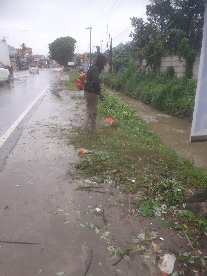 Giat, Minggu 26 Mei 2024 Melaksanakan gotong royong kebersihan lingkungan di wilayah RT se-kelurahan sempaja barat di Jl KH Wahid Hasyim di RT 04, perum Pinang Mas RT 06.