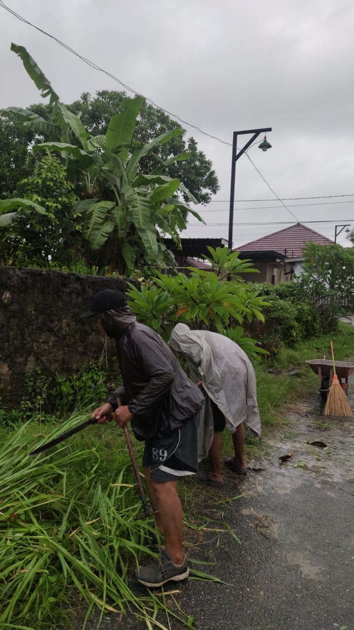 Giat, Minggu 26 Mei 2024 Melaksanakan gotong royong kebersihan lingkungan di wilayah RT se-kelurahan sempaja barat di Jl KH Wahid Hasyim di RT 04, perum Pinang Mas RT 06.