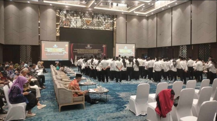 Giat Malam, Minggu 26 Mei 2024 Menghadiri pelantikan, pengambilan Sumpah/Janji dan penandatanganan pakta integritas PPS se-kota Samarinda untuk pemilihan Gubernur dan Wakil Gubernur serta Walikota dan Wakil Walikota Tahun 2024 di Hotel Mercure Samarinda dihadiri oleh Lurah.