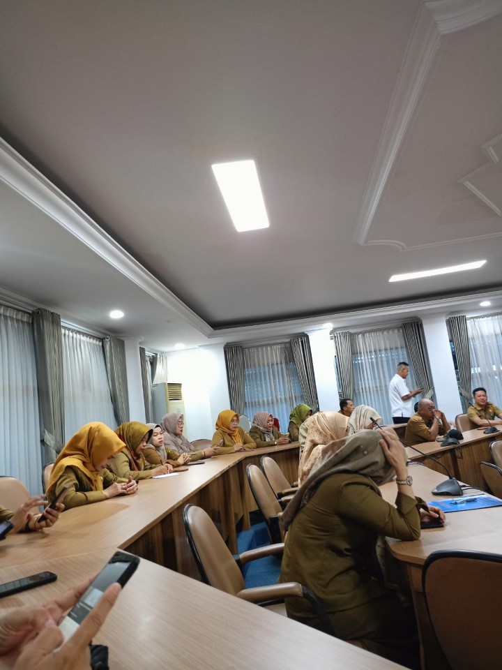 Giat, Selasa 28 Mei 2024 Rapat penandatanganan nota kesepahaman standar pelayanan di Aula kantor kecamatan Samarinda Utara di hadiri Lurah & Bimtek Pengembangan Kompetensi Alumni PKP Tahun 2023 dengan Tema " Good Personaliti with a Good Public Speaking" di Ruang Rapat Sembuyutan Lt 3 Balaikota Samarinda dihadiri Seklur.