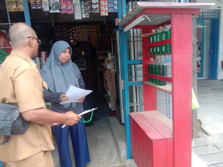Giat Sore, Selasa 28 Mei 2024 Mengedarkan Pemberitahuan peraturan penjual Pertamini dan bensin eceran di lingkungan kelurahan sempaja barat di ikuti Kasi Tapem beserta staf dan dikawal dengan Satpol PP kecamatan Samarinda Utara.