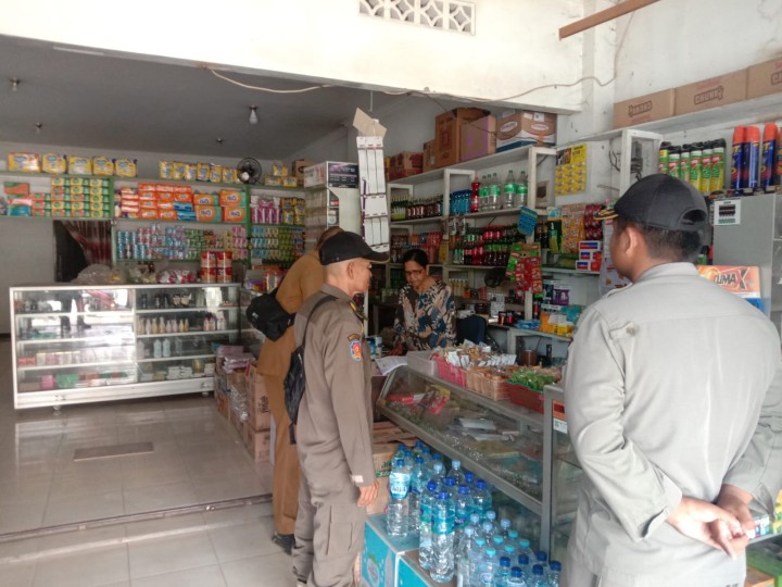 Giat Sore, Selasa 28 Mei 2024 Mengedarkan Pemberitahuan peraturan penjual Pertamini dan bensin eceran di lingkungan kelurahan sempaja barat di ikuti Kasi Tapem beserta staf dan dikawal dengan Satpol PP kecamatan Samarinda Utara.