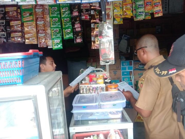 Giat Sore, Selasa 28 Mei 2024 Mengedarkan Pemberitahuan peraturan penjual Pertamini dan bensin eceran di lingkungan kelurahan sempaja barat di ikuti Kasi Tapem beserta staf dan dikawal dengan Satpol PP kecamatan Samarinda Utara.