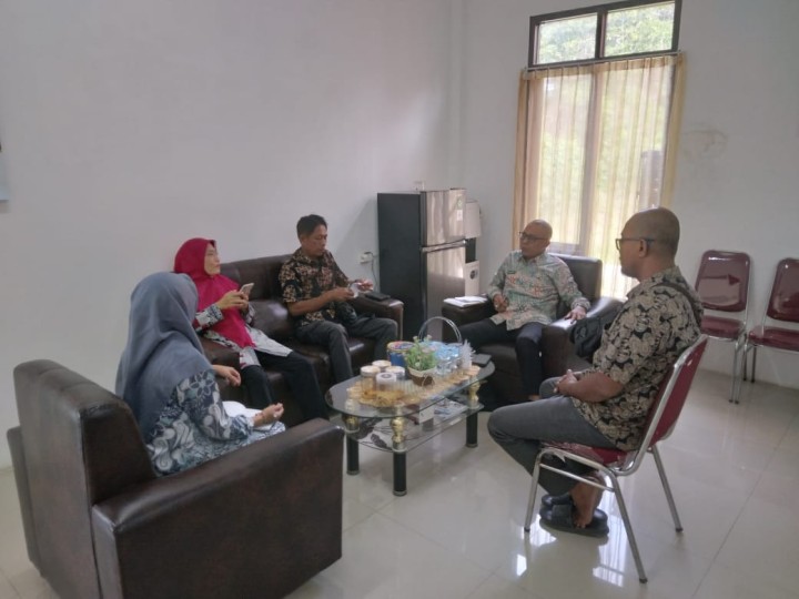 iat, Kamis 30 Mei 2024 Melaksanakan Rapat Koordinasi dengan Seklur dan seluruh Kasi kelurahan sempaja barat di pimpin oleh Lurah.