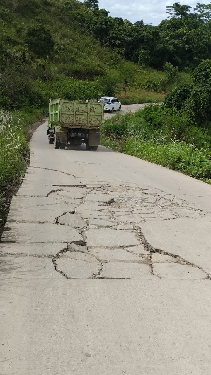 Giat Sore, Kamis 30 Mei 2024 Peninjauan Lokasi Jalan yang rusak (pupr) dan rehab rumah (Perkim) di ikuti Kasi Ekobang dan staf.