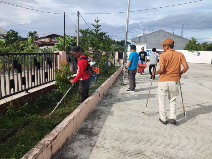 Giat, Jum'at 31 Mei 2024 Melaksanakan kerja bakti kebersihan lingkungan di area kantor kelurahan sempaja barat di ikuti oleh seluruh staf kelurahan sempaja barat.