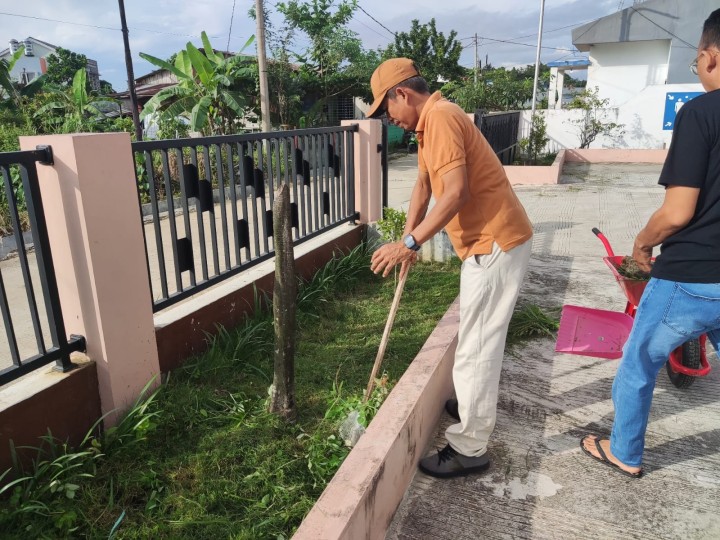 Giat, Jum'at 31 Mei 2024 Melaksanakan kerja bakti kebersihan lingkungan di area kantor kelurahan sempaja barat di ikuti oleh seluruh staf kelurahan sempaja barat.