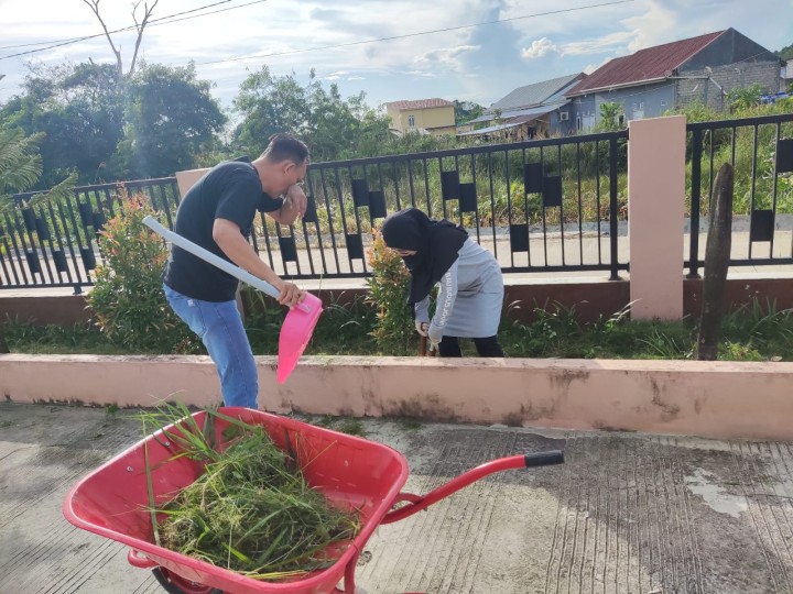 Giat, Jum'at 31 Mei 2024 Melaksanakan kerja bakti kebersihan lingkungan di area kantor kelurahan sempaja barat di ikuti oleh seluruh staf kelurahan sempaja barat.