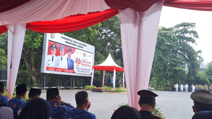Giat, Sabtu 01 Juni 2024, Mengikuti upacara peringatan Hari Lahir Pancasila di lapangan parkir barat balaikota dihadiri Lurah & Menghadiri pelantikan dan pengambilan Sumpah/Janji jabatan pengawas Kelurahan/Desa se-kota Samarinda di Hotel Aston Samarinda dihadiri Kasi Tapem.