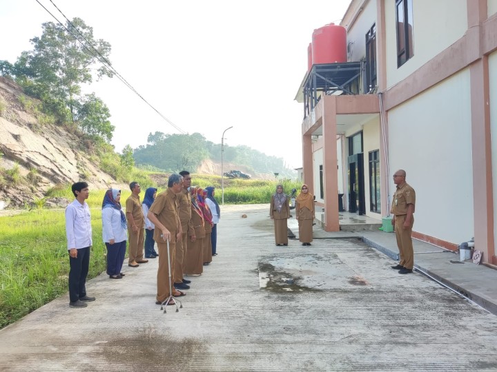 Giat, Senin 10 Juni 2024, Melaksanakan apel Senin pagi di kelurahan sempaja barat di pimpin oleh Kasi Tapem & Menghadiri Rapat Evaluasi Anggaran Triwulan 1 di Ruang Rapat Camat Samarinda Utara di hadiri oleh Kasi Ekbang, Kasi Kesra dan Bendahara kelurahan beserta staf.