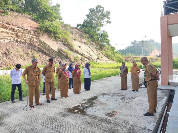 Giat, Senin 10 Juni 2024, Melaksanakan apel Senin pagi di kelurahan sempaja barat di pimpin oleh Kasi Tapem & Menghadiri Rapat Evaluasi Anggaran Triwulan 1 di Ruang Rapat Camat Samarinda Utara di hadiri oleh Kasi Ekbang, Kasi Kesra dan Bendahara kelurahan beserta staf.