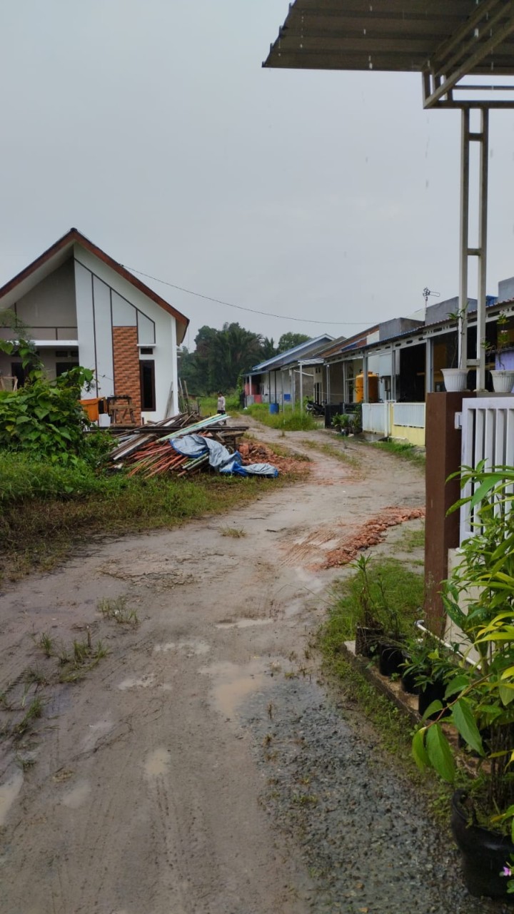 Giat 11 Juni 2024, Menghadiri Rapat Monitoring Pelaporan DAU Specific Grant Pendanaan Kelurahan Tahun Anggaran 2024 di Ruang Rapat BPKAD Kota Samarinda Lt 3 dihadiri oleh Bendahara kelurahan beserta staf. Meninjau lokasi jalan rusak di wilayah kelurahan sempaja barat dihadiri Kasi Ekbang beserta staf & Meninjau lokasi jalan rusak di wilayah kelurahan sempaja barat di hadiri Kasi Ekbang beserta staf.