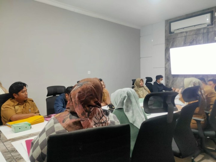 Giat 11 Juni 2024, Menghadiri Rapat Monitoring Pelaporan DAU Specific Grant Pendanaan Kelurahan Tahun Anggaran 2024 di Ruang Rapat BPKAD Kota Samarinda Lt 3 dihadiri oleh Bendahara kelurahan beserta staf. Meninjau lokasi jalan rusak di wilayah kelurahan sempaja barat dihadiri Kasi Ekbang beserta staf & Meninjau lokasi jalan rusak di wilayah kelurahan sempaja barat di hadiri Kasi Ekbang beserta staf.
