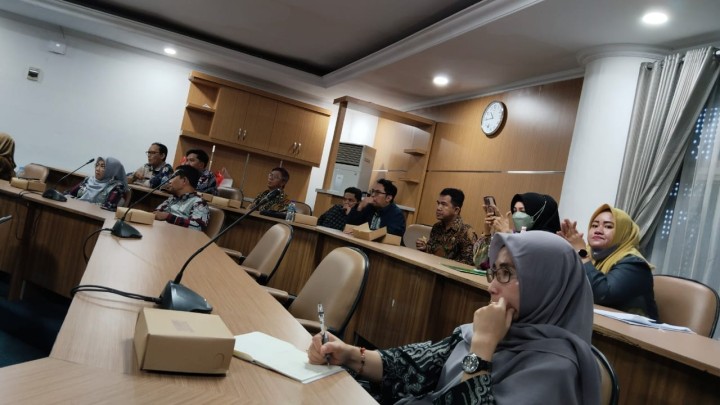 Giat, Kamis 13 Juni 2024, Menghadiri Rapat Monitoring (Pemantauan) kemajuan Pekerjaan PD terkait Target Realisasi Radalok TW 2 di Ruang Sembuyutan Lt 3 Balaikota dihadiri Kasi Ekobang, bendahara kelurahan dan pembantu bendahara.