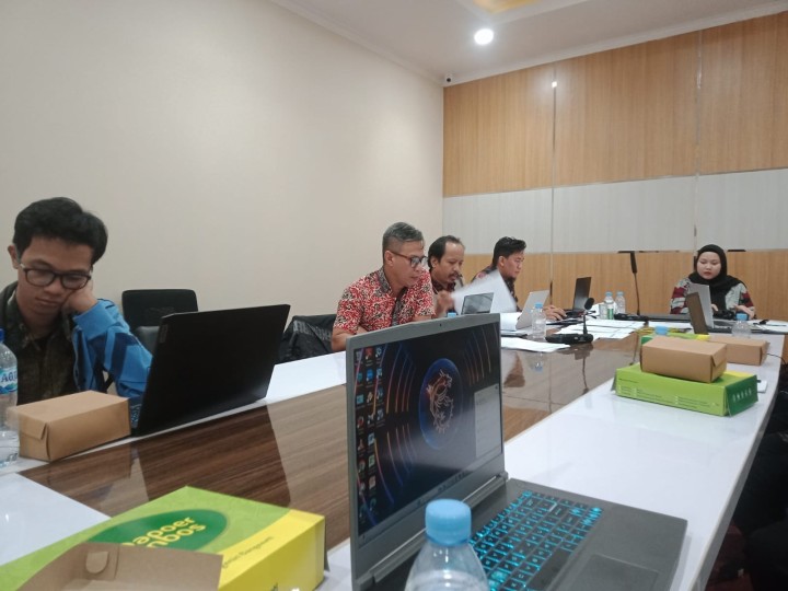 Giat, Kamis 13 Juni 2024, Menghadiri Rapat Monitoring (Pemantauan) kemajuan Pekerjaan PD terkait Target Realisasi Radalok TW 2 di Ruang Sembuyutan Lt 3 Balaikota dihadiri Kasi Ekobang, bendahara kelurahan dan pembantu bendahara.