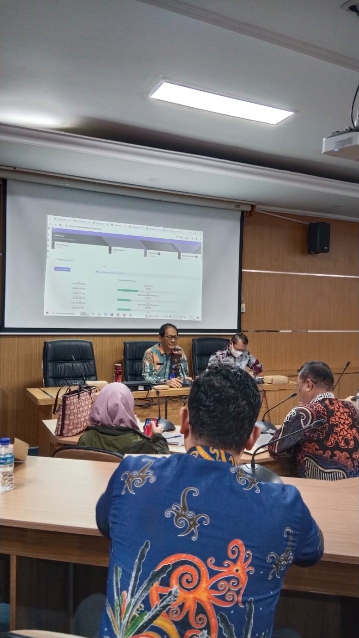 Giat, Kamis 13 Juni 2024, Menghadiri Rapat Monitoring (Pemantauan) kemajuan Pekerjaan PD terkait Target Realisasi Radalok TW 2 di Ruang Sembuyutan Lt 3 Balaikota dihadiri Kasi Ekobang, bendahara kelurahan dan pembantu bendahara.