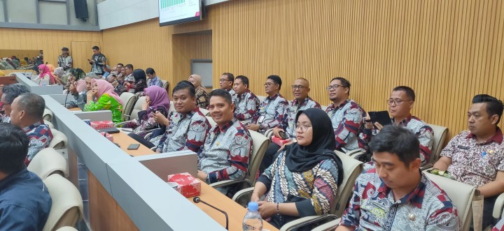 Giat, Kamis 13 Juni 2024, Menghadiri Rapat koordinasi Kegiatan Intervensi Serentak Pencegahan Stunting tahun 2024 di Ruang Mangkupalas balaikota Samarinda dihadiri Lurah & Menghadiri Rapat Bimtek Operator Tanda tangan Elektronik di ruang rapat Kominfo dihadiri oleh staf.