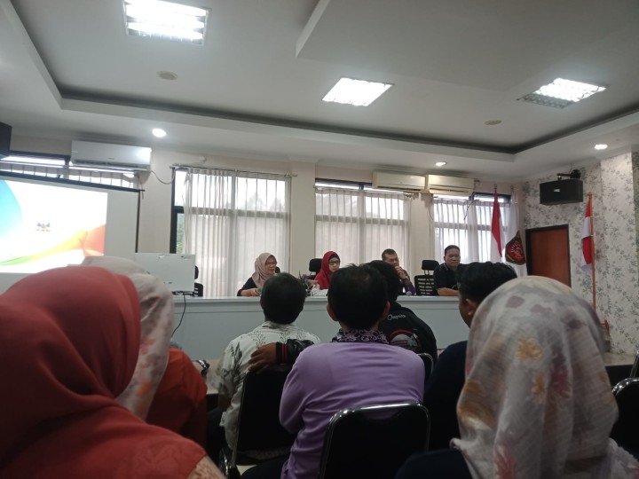 Giat, Jum'at 14 Juni 2024, Menghadiri Rapat koordinasi Tahapan Persiapan Menjelang Pilkada 2024 di Hotel Grand Kartika Samarinda di hadiri Seklur & Menghadiri Silahturahmi dan Pembagian SK serta SPK PTT Se-Kecamatan Samarinda Utara di Aula kantor kecamatan Samarinda Utara di hadiri Seluruh PTT Kelurahan Sempaja Barat.amarinda Utara di Aula kantor kecamatan Samarinda Utara di hadiri Seluruh PTT Kelurahan Sempaja Barat.