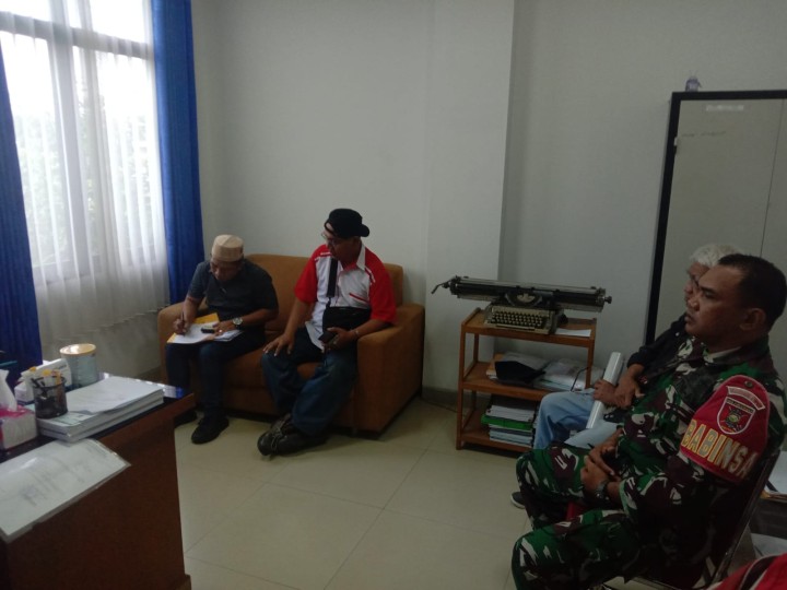 Giat 14 Juni 2024, Menghadiri Permohonan Mediasi Permasalahan Lahan/Tanah yang terletak di Jl HM Ardans RT 12 kelurahan sempaja barat dgn Lahan Andi Nampeng dan PT Bank pasar Ronggolawe di ruangan kantor pemerintah kecamatan Samarinda Utara dihadiri oleh Staf Kasi Tapem kecamatan Samarinda Utara, Kasi Tapem kelurahan beserta staf, Babinsa, Ketua RT 12.& Menghadiri Rapat koordinasi di Ruang Rapat Camat Samarinda Utara di hadiri Lurah.