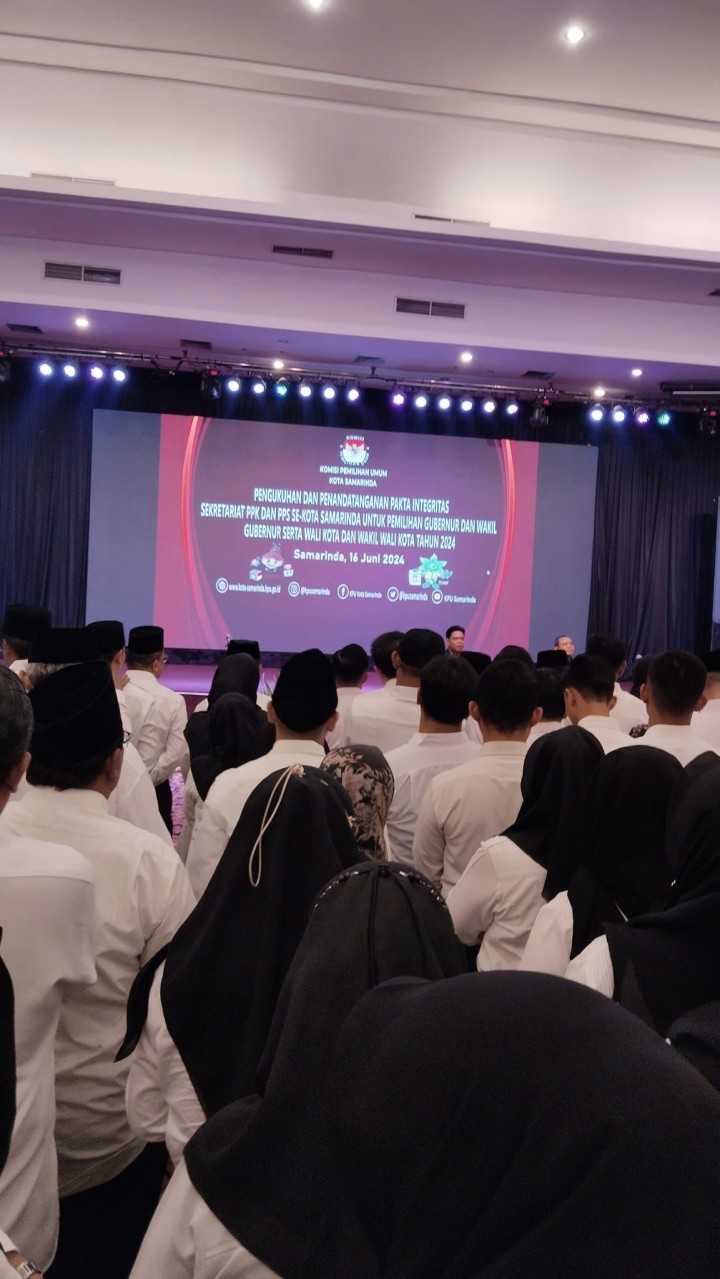 Giat, Minggu 16 Juni 2024 Menghadiri Pengukuhan dan Penandatanganan Pakta Integritas Sekretariat PPK dan Sekretariat PPS se-Kota Samarinda untuk pemilihan Gubernur dan Wakil Gubernur serta Wali Kota dan Wakil Wali Kota Tahun 2024 di Hotel Aston Samarinda dihadiri Lurah.