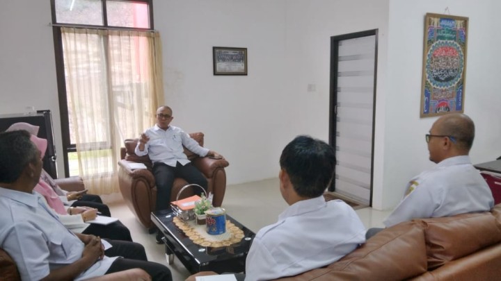 Giat, Rabu 19 Juni 2024, Melaksanakan Rapat Koordinasi dengan Seklur, seluruh Kasi kelurahan sempaja barat di pimpin Lurah & Mendapatkan kunjungan sekaligus menerima Mahasiswa PKN Politani 24 Politeknik Pertanian Negeri Samarinda di ruang Lurah Sempaja Barat.