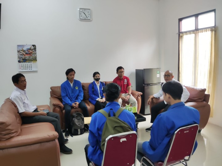 Giat, Rabu 19 Juni 2024, Melaksanakan Rapat Koordinasi dengan Seklur, seluruh Kasi kelurahan sempaja barat di pimpin Lurah & Mendapatkan kunjungan sekaligus menerima Mahasiswa PKN Politani 24 Politeknik Pertanian Negeri Samarinda di ruang Lurah Sempaja Barat.