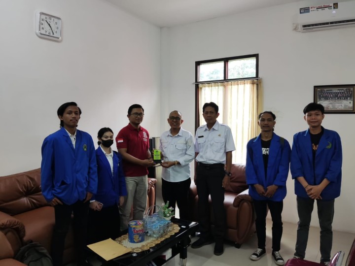 Giat, Rabu 19 Juni 2024, Melaksanakan Rapat Koordinasi dengan Seklur, seluruh Kasi kelurahan sempaja barat di pimpin Lurah & Mendapatkan kunjungan sekaligus menerima Mahasiswa PKN Politani 24 Politeknik Pertanian Negeri Samarinda di ruang Lurah Sempaja Barat.
