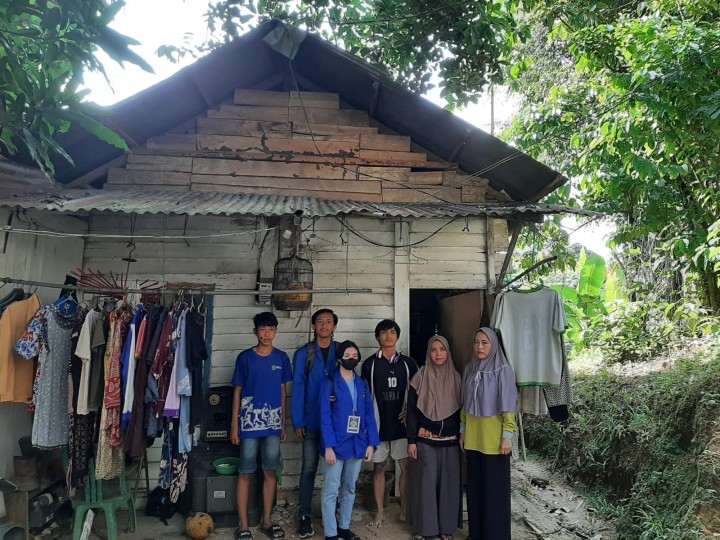 Giat, Jum'at 21 Juni 2024  Meninjau lokasi warga kurang mampu di wilayah RT 07 dan RT 08 pada kelurahan sempaja barat di hadiri Kasi Kesra beserta staf dan Ketua RT 07 Ketua RT 08 dan anak KKN Poltek Samarinda.